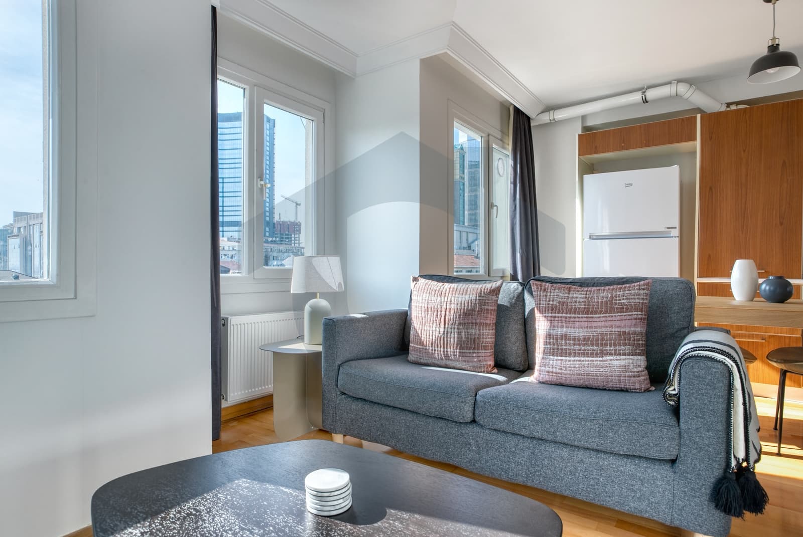 BOMONTİ'DE GENÇ BİNADA FULL EŞYALI -- 1+1 -- FULLY FURNISHED